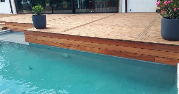 Bord de piscine en bois